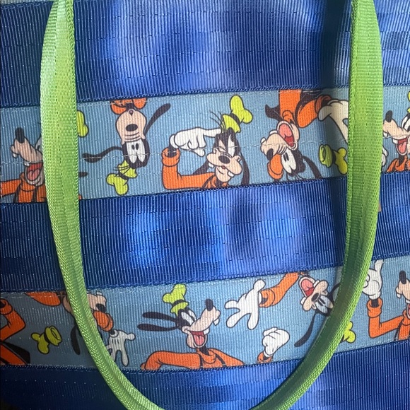 Harveys Disney Goofy Large Streamline Tote - Picture 7 of 7